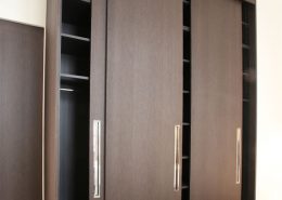 Roselier Agencement - Architectes-Sur-Mesure - Dressing avec portes coulissantes et prises de main finition chromée - Paris - Design Agence BR