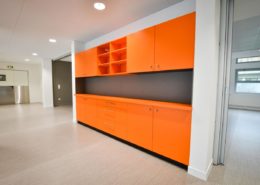Roselier Agencement - Mobilier de rangement en mélaminé et stratifié orange - Lycée Paul Cornu - Design Atelier d'Orchampt / Seel Laugeois